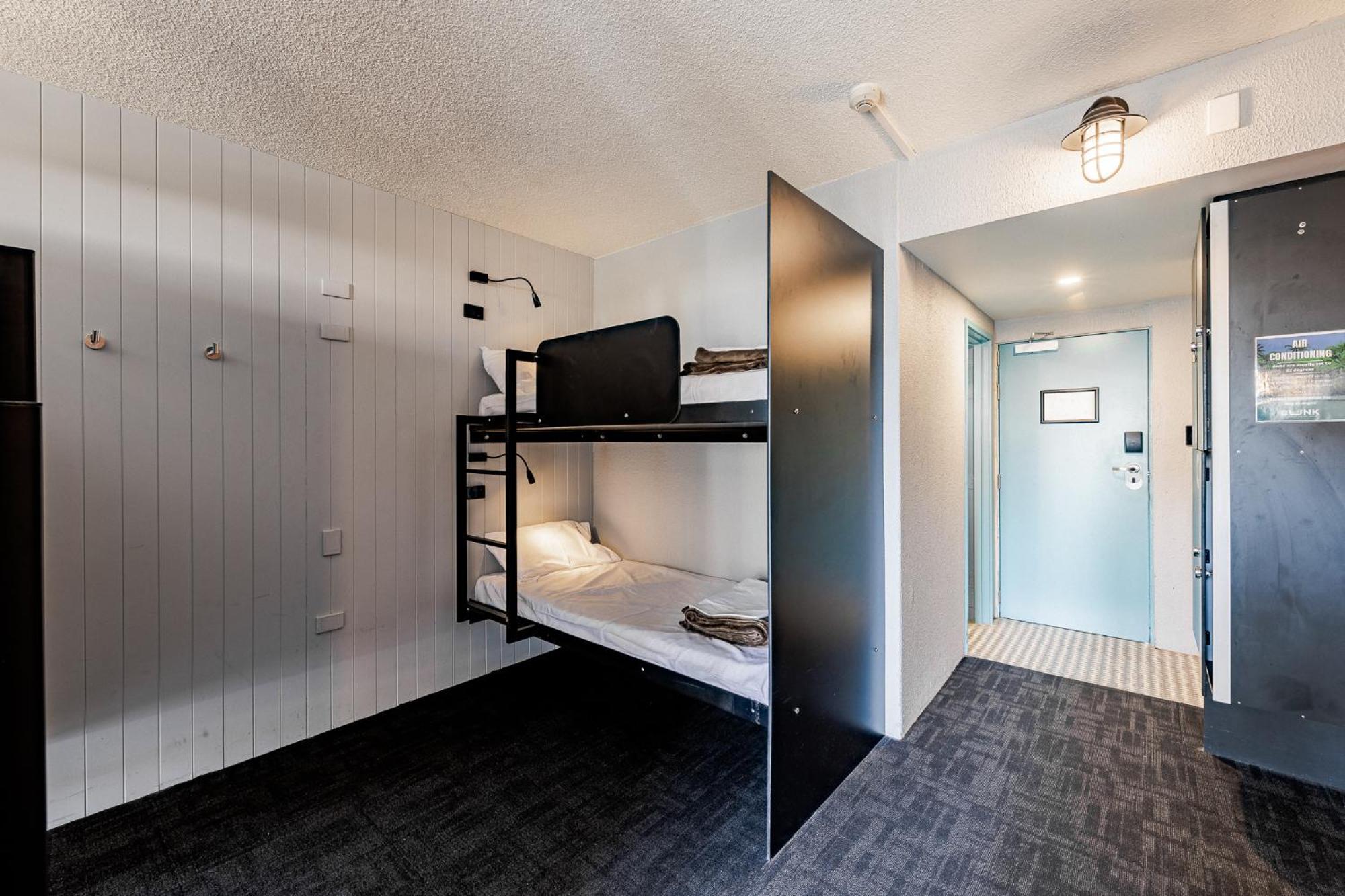 บังค์ เซิร์ฟเฟอร์ พาราไดซ์ Hostel โกลด์โคสต์ ภายนอก รูปภาพ